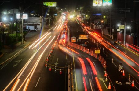 Foto multas y novedoso sistema de semáforos inteligentes entre los cambios para el reordenamiento vial en El Salvador