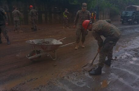 Fuerza Armada remueve escombros de derrumbes causados por lluvia en San Vicente