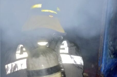 Extinguen incendio frente a unidad de salud de Santiago Nonualco
