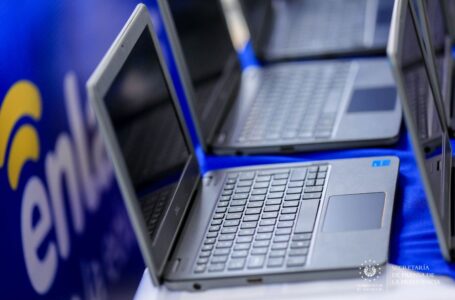 Autoridades continuan entregando laptops y tablets a estudiantes del sector público