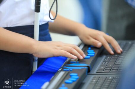 Entregan computadoras personalizadas a estudiantes con discapacidad visual