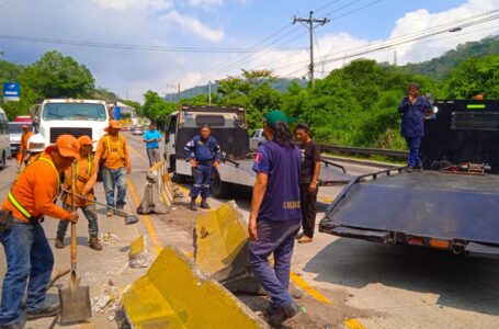 Empleados del FOVIAL alinean separadores en carretera Los Chorros