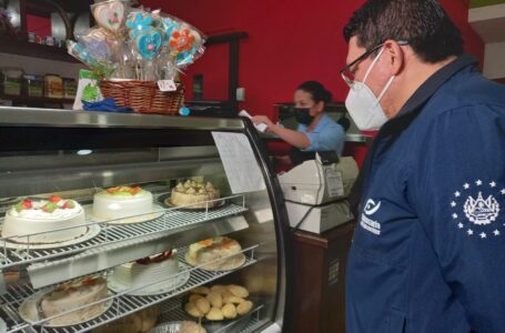 El 47 % de salvadoreños prefieren regalar un pastel en el Día de las Madres