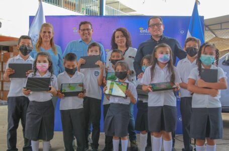 Estudiantes del sector público de Ahuachapán reciben laptops y Tablet 