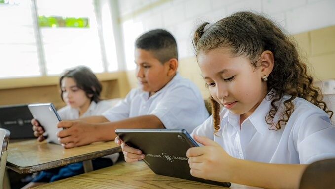 Continúa entrega de tablets y laptops a estudiantes de centros educativos públicos