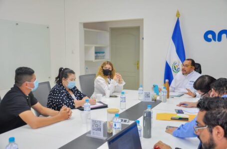 Presidente de ANDA se reúne con gobernadora de Cabañas y alcaldes para ver tema de agua