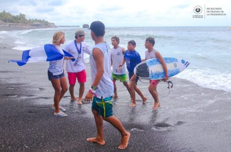 Surfistas salvadoreños están obteniendo experiencias únicas en mundial juvenil