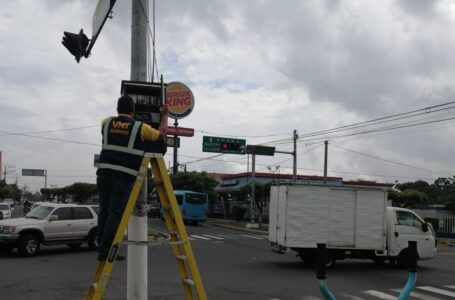 Equipo técnico del VMT trabaja en la adecuación de semáforos en diferentes zonas de la capital