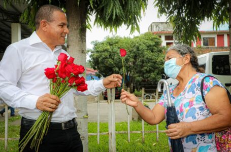 Alcalde de Chinameca entrega obsequios a 1,500 mujeres en el marco del “Día de la Madre”