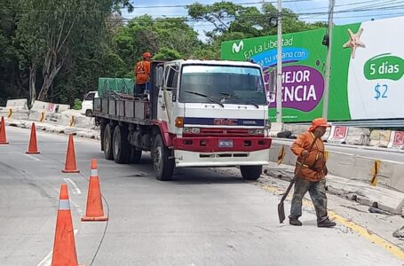 VMT reinstala separadores en el km 30 de la carretera al Puerto de La Libertad