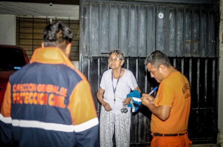 Rescatan a mujer de la tercera edad que quedó atrapada en vivienda de la Universitaria Norte