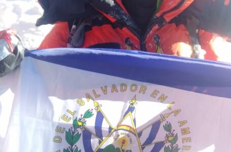 Salvadoreña logra escalar el Everest en su segundo intento con apoyo del INDES