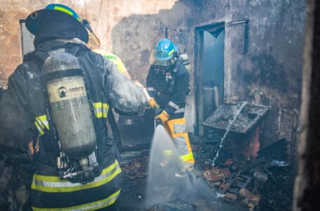 Tres mujeres fallecen durante incendio en vivienda de Santa Tecla