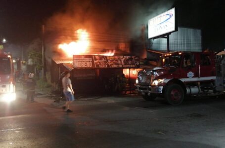 Incendio estructural en un taller de motos en Cojutepeque