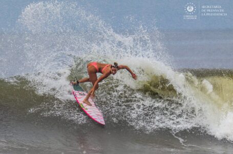 Atletas demuestran su capacidad en el freesurfers en el marco del Surf City El Salvador Pro de la WSL