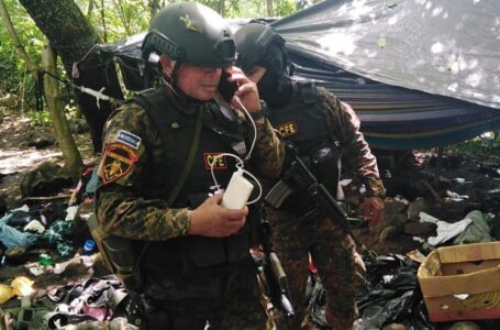Fuerza Armada desmantela campamento e incautan fusiles M-16, AK-47 y G-3 a pandilleros de Cabañas