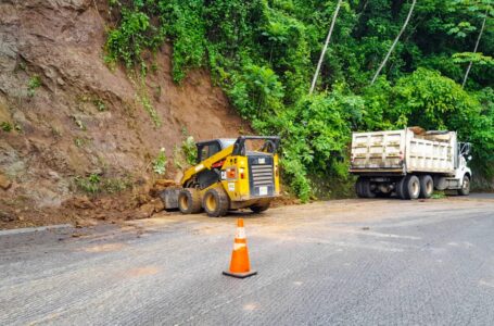 Personal del MOP realiza trabajos de remoción de escombros en calle de la zona de Tacuba