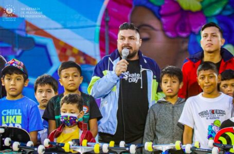 Tejido Social entrega tablas para patinaje a niños de la Zacamil