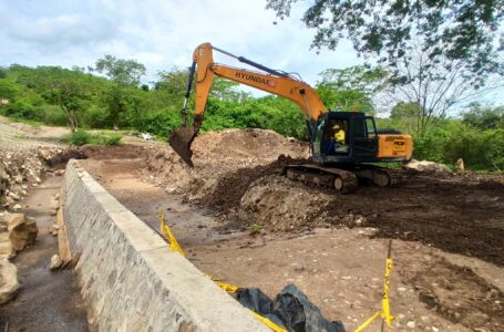 Realizan obras de drenajes de aguas lluvias en infraestructura del puente en el río Taisihuat, en San Miguel