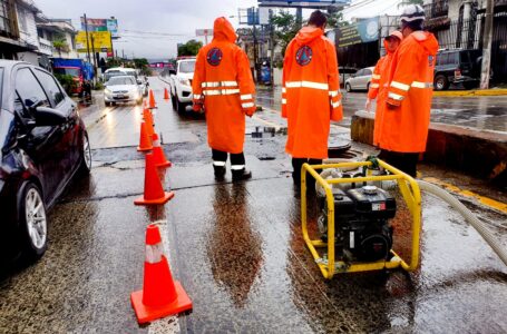 Protección Civil desplaza equipos para drenar alcantarillas por fuertes lluvias en San Salvador