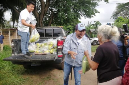Alcalde César Godoy entrega frutas y verduras en comunidad Corinto II