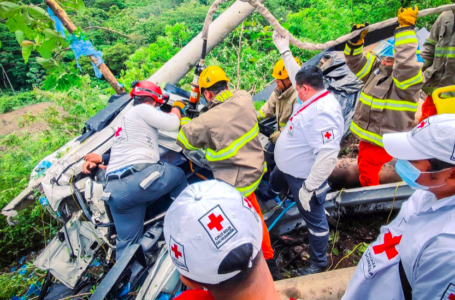 Bomberos rescata a personas atrapadas en un vehículo, tras accidente de tránsito en carretera a Comalapa