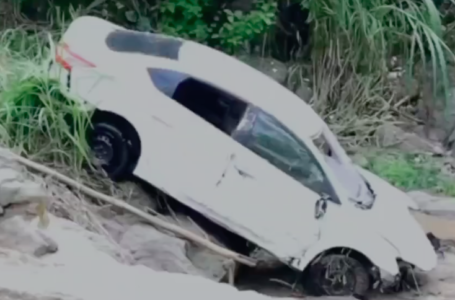 Extraen vehículo arrastrado por un río en Planes de Renderos, de San Salvador
