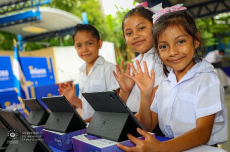 Continúa en Chalchuapa entrega de tablets a estudiantes