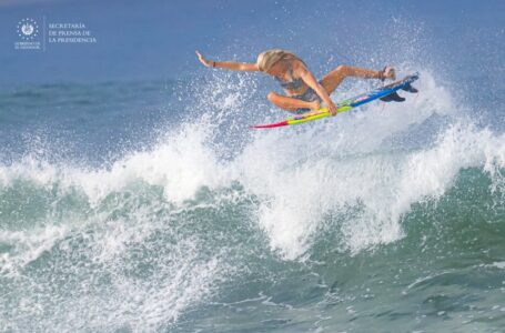 Atletas de la competencia internacional de surf juvenil 2022 disfrutan de las olas salvadoreñas