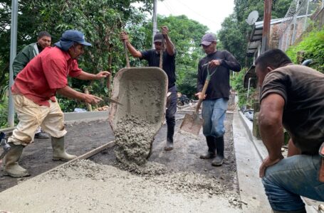 Alcaldía de Zaragoza recibe apoyo de constructora para pavimentar calle Los Encantos