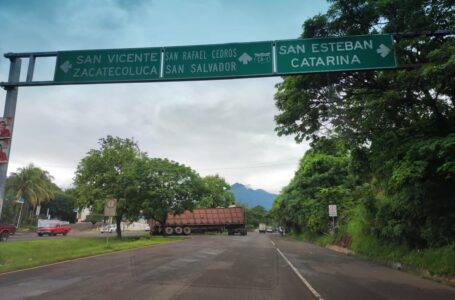 Rastra queda atrapada en el desvío de San Vicente hacia San Salvador