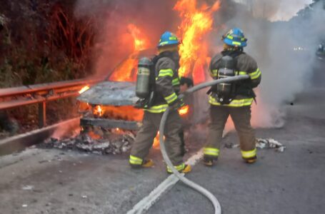 Bomberos sofocan incendio en vehículo en la autopista a Comalapa 