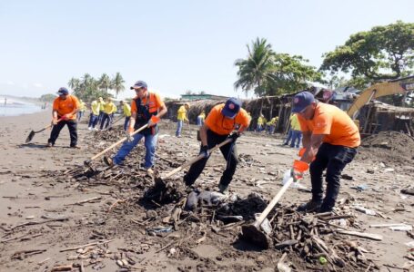 Instituciones de Protección Civil liberan de objetos la playa de Acajutla para evitar inundaciones