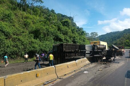 3 lesionados por camión de carga volcado en Los Chorros