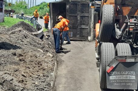 Retiran material de construcción en redondel Integración donde se accidentó un camión