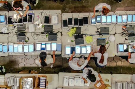 Supervisan producción de tablets y computadoras para estudiantes del país