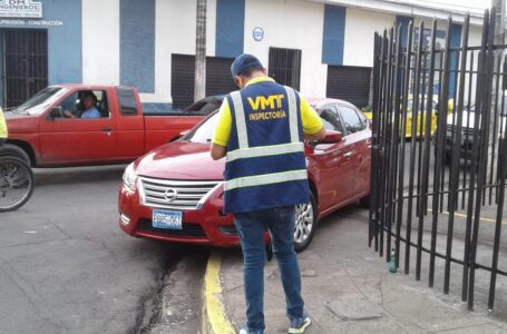Multan a conductores que se estacionan sobre las aceras de San Miguel