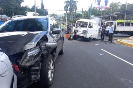 Grave accidente de tránsito en sentido de la avenida la Revolución hacia Plaza Italia, San Salvador