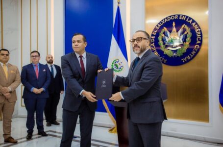 Asamblea recibe de Hacienda solicitud para comprar deuda de El Salvador