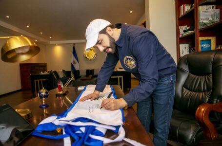 Presidente envía bandera de El Salvador a Pedro Rivera, artista mexicano que le dedicó un corrido