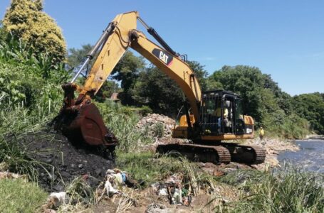 MOP construye muro de protección en cancha de Cuscatancingo