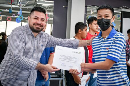 Entregan becas sobre robótica a jóvenes de Santa Ana