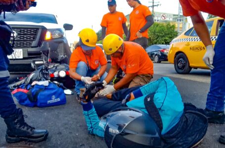 Motociclista recibe ayuda luego de sufrir accidente de tránsito sobre Alameda Juan Pablo II
