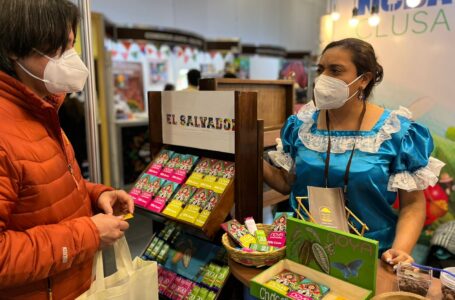 Asistentes a la XIII edición del Salón del Cacao y Chocolate en Perú, resaltan calidad del producto salvadoreño