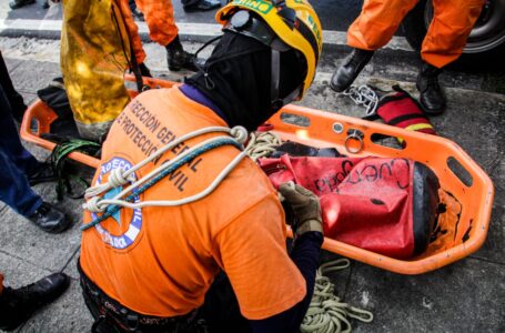 Equipo Táctico Operativo rescata un cadáver del río Acelhuate, a la altura del Barrio La Vega