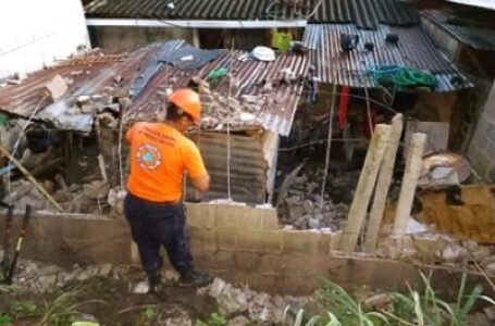 Protección Civil remueve muro que colapsó en colonia El Esfuerzo, Plan del Pino