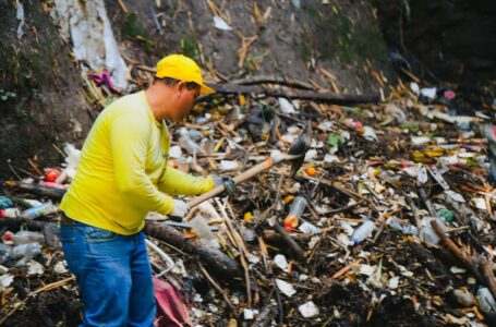 Obras Públicas desarrolla jornada de limpieza de tragantes y quebradas en diferentes puntos del país