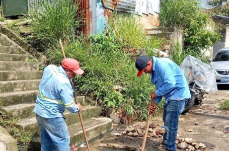 Cazafugas de ANDA intervienen derrames en San Salvador