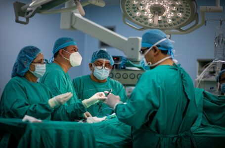Cirujanos corrigen hundimiento de pecho en un menor de 10 años