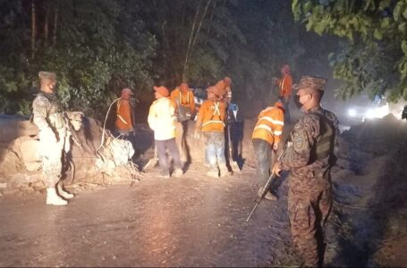 PNC apoya en remoción de escombros sobre carretera Panorámica